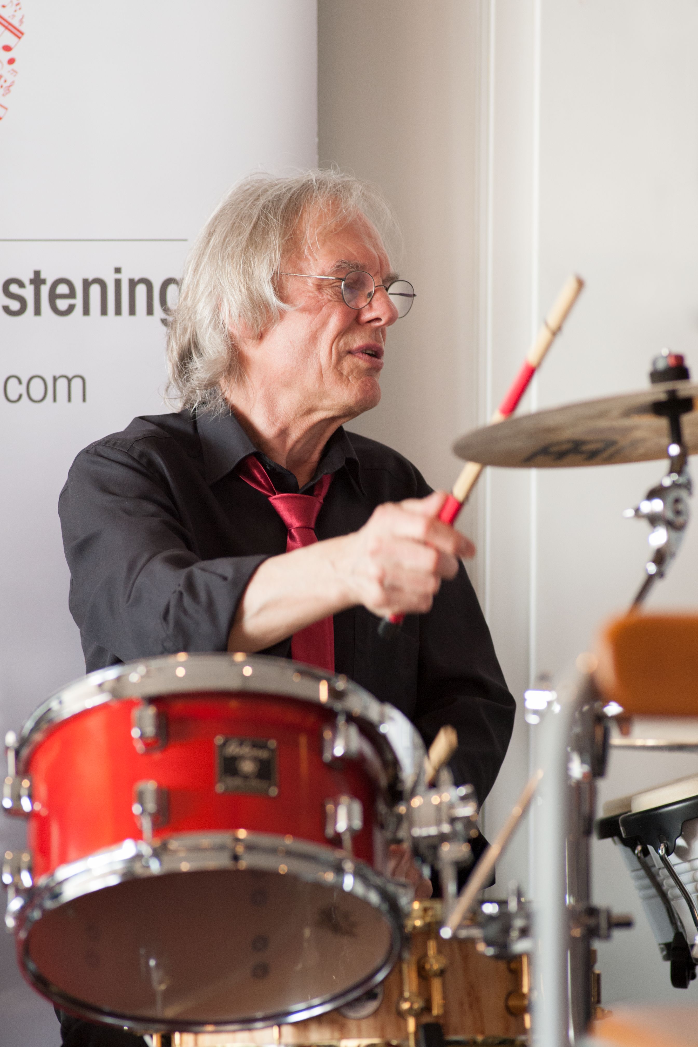 Peter Greszek, das Schlagzeug-Urgestein. Ab und zu tauscht er die Sticks gegen den Bass.