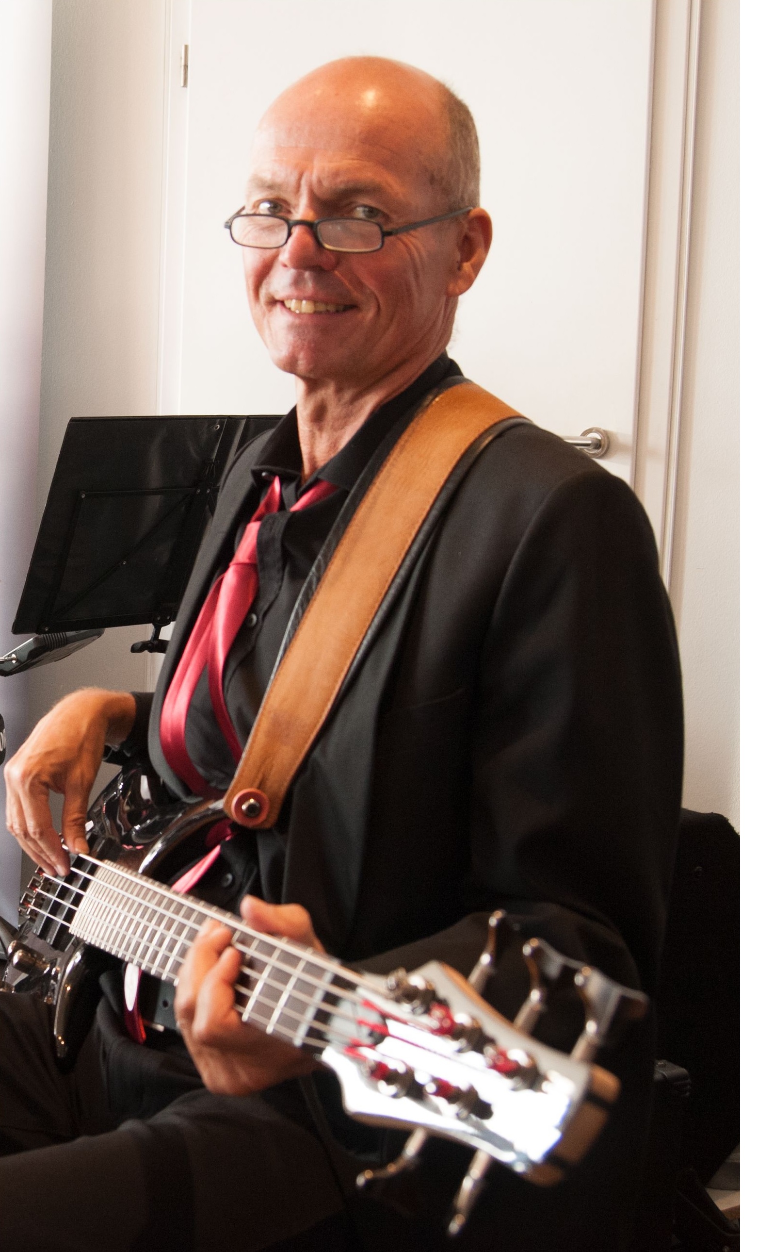 Dieter Steffen, der Mann für die Saiten. Er bildet das Klangfundament an Gitarre und Bass.